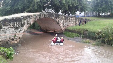 Suspenden búsqueda de menor que fue arrastrado por el río en medio de fuerte lluvia