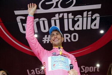 Aru le arrebata liderato a Contador