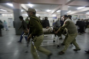 Hospitalizados 200 policías en India por intoxicación alimentaria