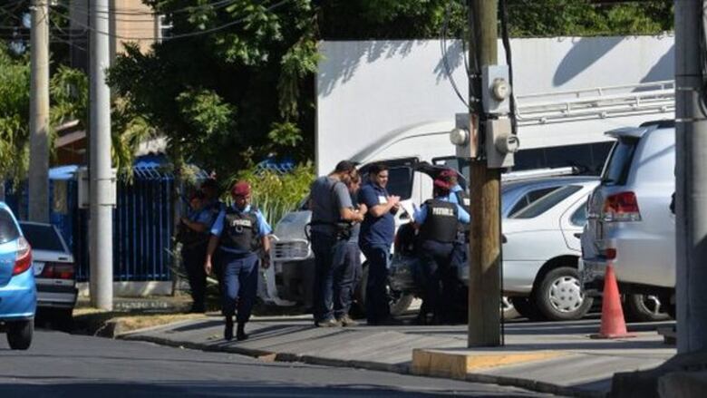Policía de Nicaragua mantiene asedio a televisora independiente