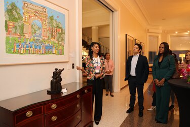 La colección de arte en la residencia de la embajadora estadounidense Mari Carmen Aponte