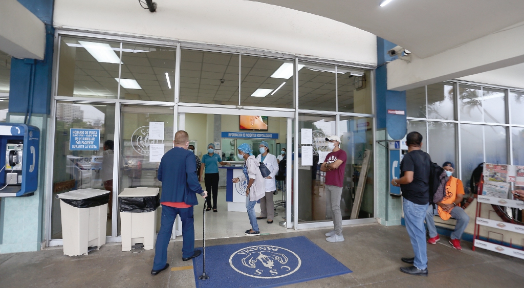 Pacientes denuncian daños en los elevadores de la policlínica de calle 17 y el Complejo hospitalario