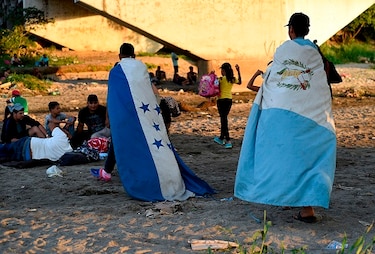 México ofrece ‘oportunidades’ a migrantes y EU advierte que impedirá su ingreso