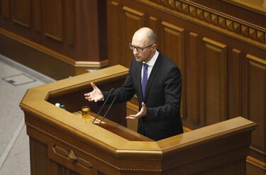Renuncia primer ministro de Ucrania, Arseni Yatseniuk