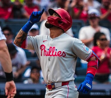 Edmundo Sosa suena jonrón y sufre aparatoso golpe en victoria de los Phillies sobre los Yankees