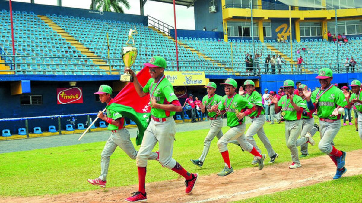 Los reyes de la pelota nacional se pasean triunfantes.