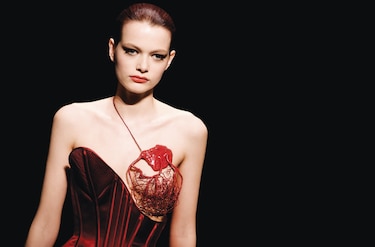 Desfile de Schiaparelli abre semana de la moda de París