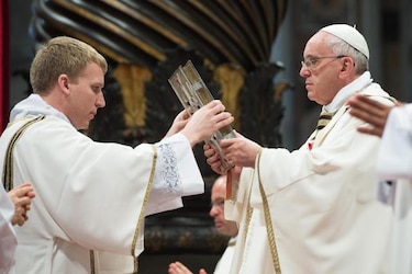 El Papa preside el rito de la Pasión de Cristo y el Vía Crucis en el Coliseo