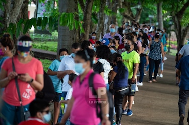 Realizan campaña de vacunación para la población en edad escolar y adolescentes en el parque Omar