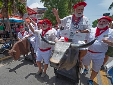 Los ‘dobles’ del popular escritor Hemingway celebran su San Fermín