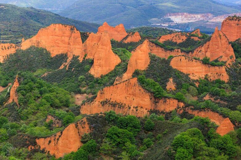 La fascinante historia de Las Médulas, la mina a cielo abierto más grande del Imperio romano que marcó un hito de la ingeniería antigua
