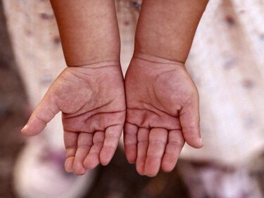 Italiana simula embarazo, compra bebé a mujer pobre por $22 mil y lo devuelve a los días porque no era blanco