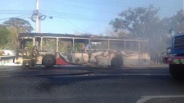 Video: Se incendia Metro Bus en Chilibre