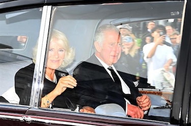Salvas, flores y el discurso de Carlos III, en el primer día de duelo por Isabel II