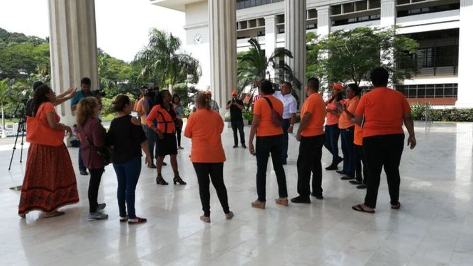 Miembros de PAIS intentan ingresar a despacho de magistrado del TE