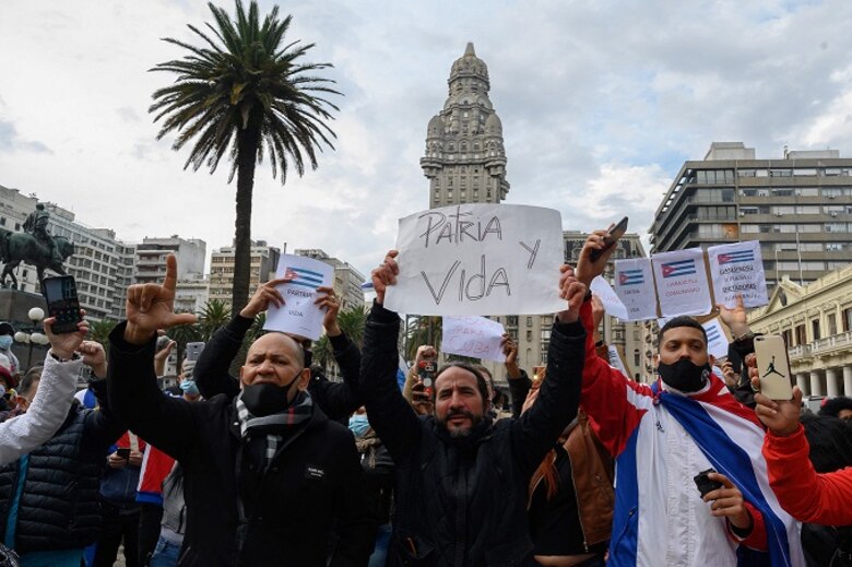 Cuba niega ‘estallido social’ en protestas que dejan un muerto y más de 100 detenidos