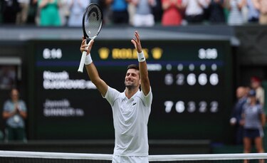 Djokovic supera a Sinner en cinco sets y pasa a semifinales de Wimbledon
