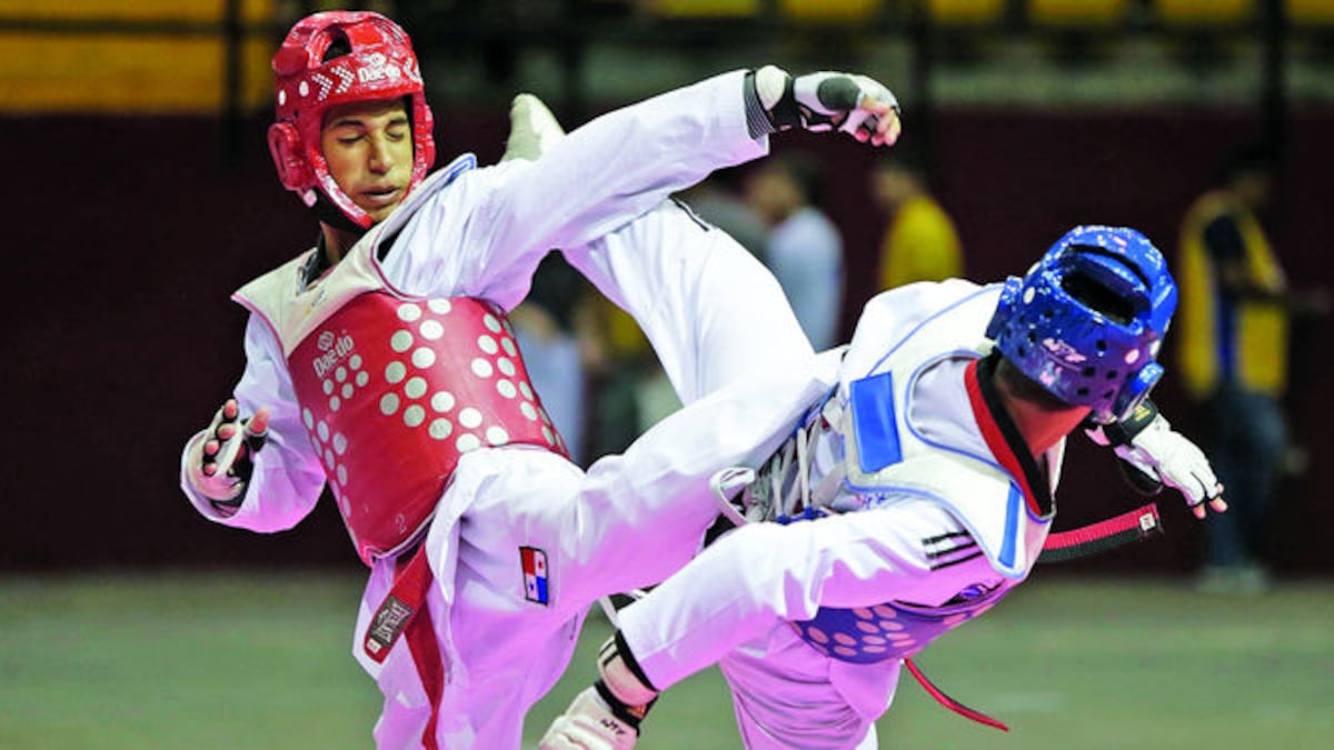 Los atletas Franklin Espinosa y Héctor Arosemena (rojo), en plena faena ayer en la Arena Roberto Durán, donde se desarrolló la competencia de taekwondo.