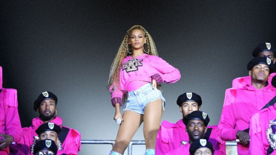 Beyoncé lanza nuevo álbum sorpresa