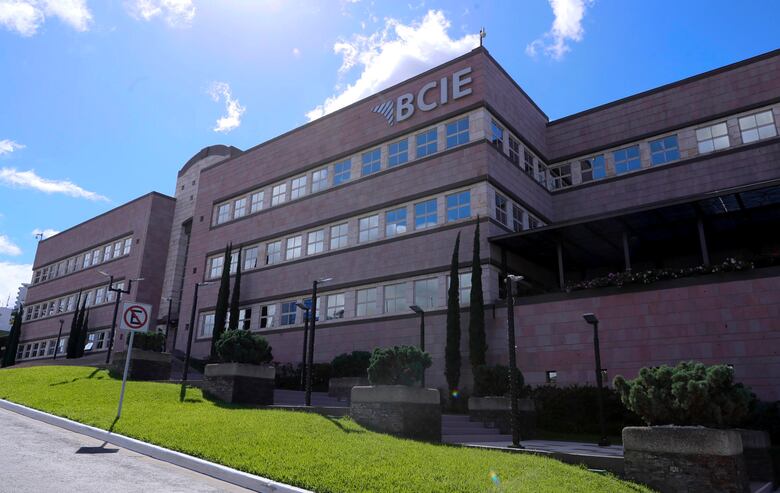 La costarricense Gisela Sánchez se convierte en la primera mujer presidenta del BCIE