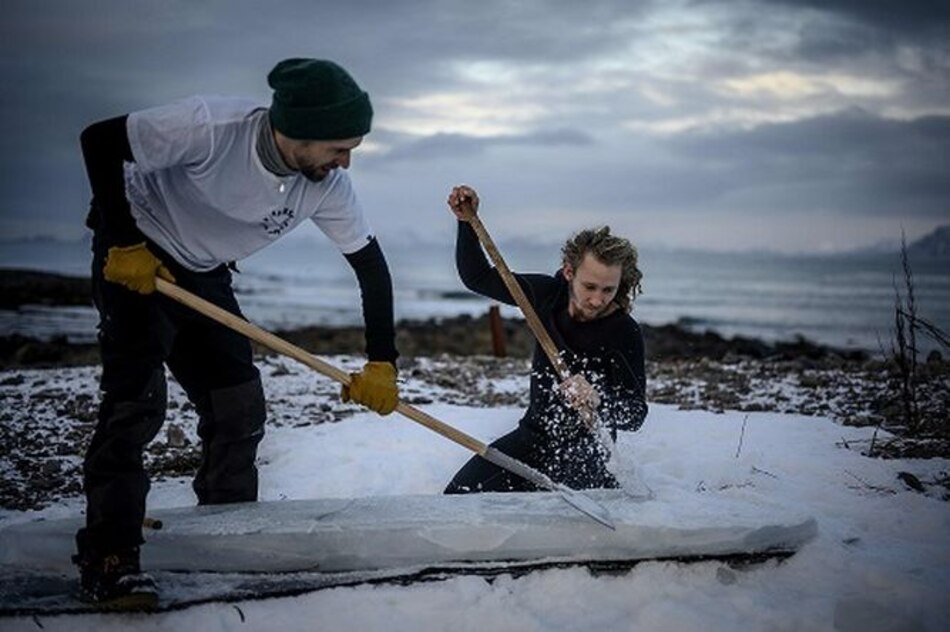 Una tabla de surf de hielo para domar las olas del Ártico