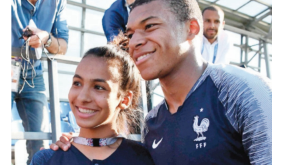 Mbappé no solo marcas goles, también juega por los jóvenes