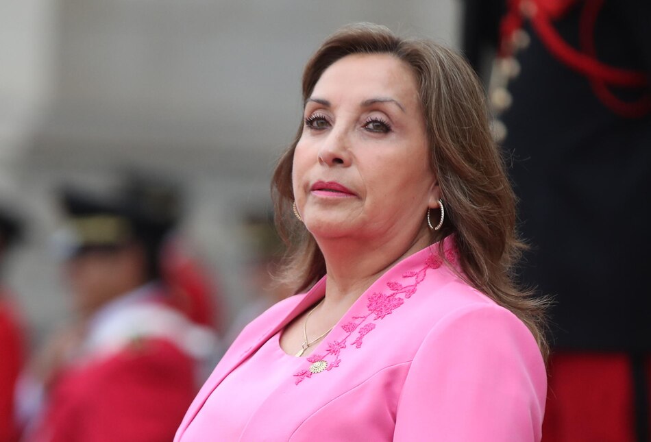 La presidenta de Perú, Dina Boluarte, es agredida y zarandeada durante una visita a la región de Ayacucho