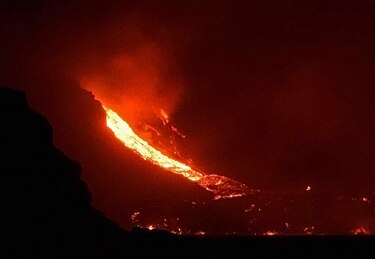 La lava del volcán de Canarias gana terreno al mar