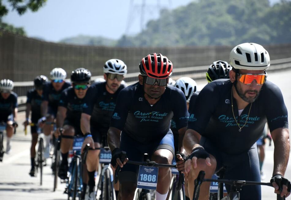 Ciclistas en acción de océano a océano