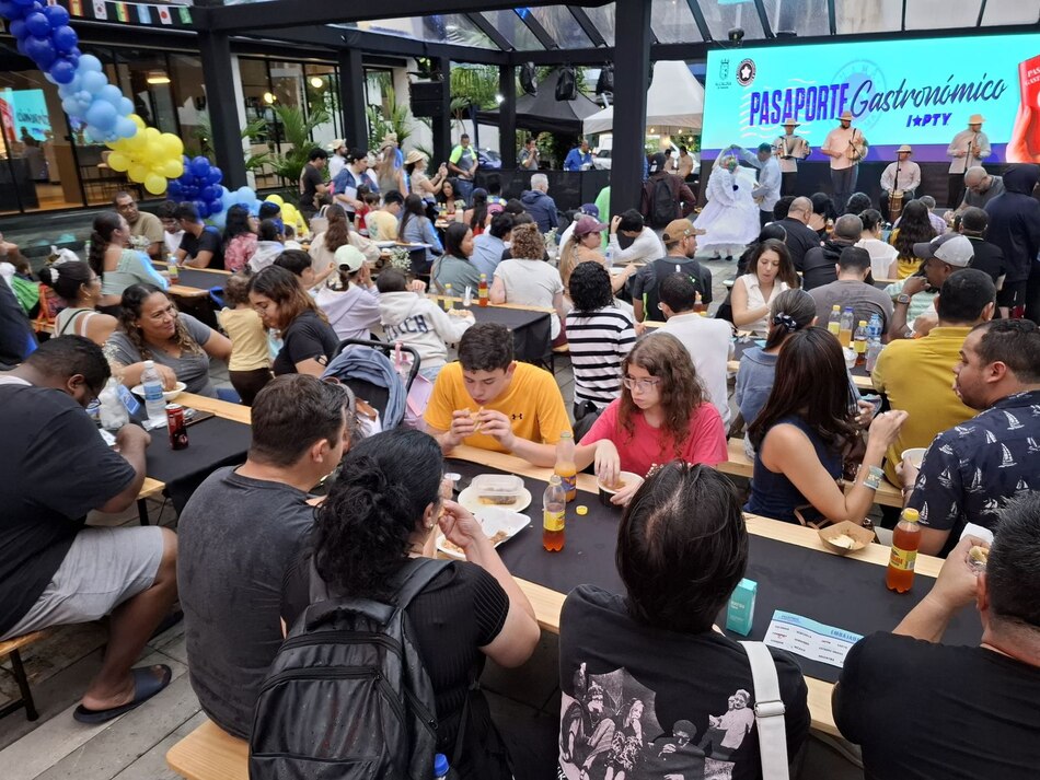 Calle Uruguay se llenó de sabores internacionales este domingo