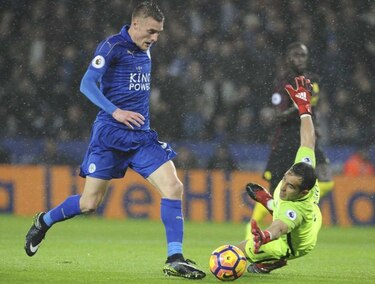 Con triplete de Vardy, Leicester humilla al Manchester City