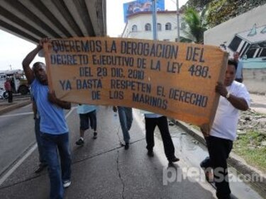 Pescadores despejan cinta costera y se trasladan a la Asamblea