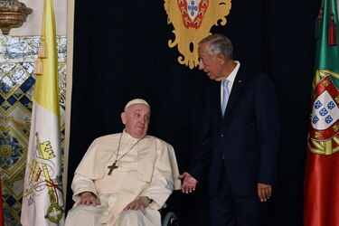 El papa llega a Lisboa para la JMJ y pide políticas para proteger el medio ambiente y ayudar a los jóvenes