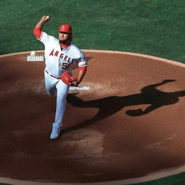 Jaime Barría se lleva la victoria en una duelo para la historia