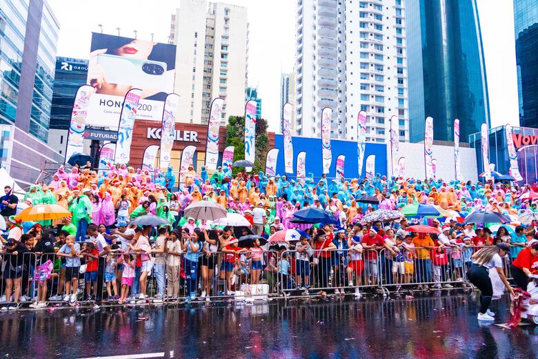 Nike brilló en el desfile navideño de la Alcaldía de Panamá con su regalo mágico: el deporte