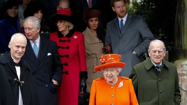 Isabel II y Megan Markle participan en servicio navideño