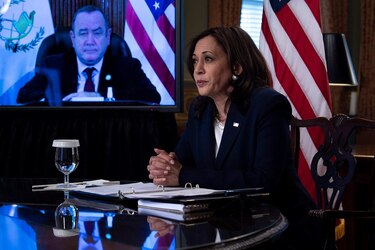 Kamala Harris promete más ayuda a Centroamérica en cita con presidente de Guatemala