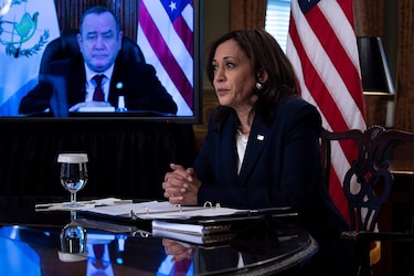 Kamala Harris promete más ayuda a Centroamérica en cita con presidente de Guatemala