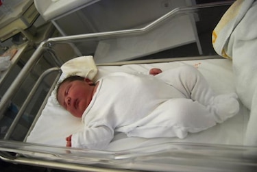 Bebé más grande de España no le cabe la ropa, dice su padre colombiano