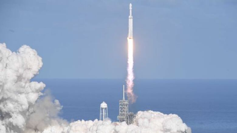 Exitoso primer lanzamiento del cohete más potente del mundo