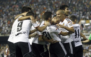 Valencia suma tres puntos y desplaza al Barcelona de la cima