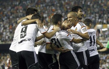 Valencia suma tres puntos y desplaza al Barcelona de la cima
