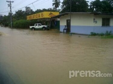 100 casas afectadas por el desbordamiento del río Tonosí