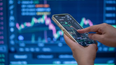 Las millonarias apuestas de inversores en petróleo antes del anuncio de Trump