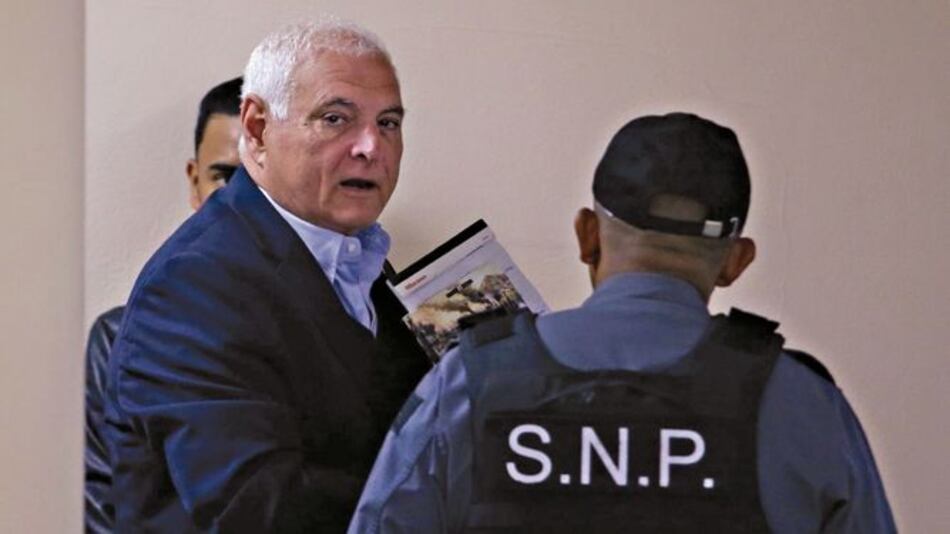 Pleno rechaza amparos de Martinelli; la competencia del caso pinchazos permanece en la Corte