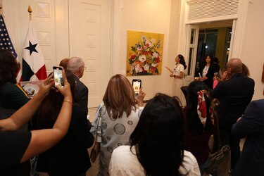 La colección de arte en la residencia de la embajadora estadounidense Mari Carmen Aponte
