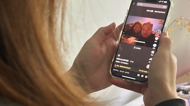 Solitarios y desilusionados, los jóvenes chinos buscan calidez y conexión con "padres virtuales"