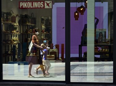 Madrid y Barcelona podrán reabrir terrazas, hoteles y museos el lunes próximo