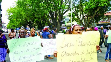 Administrativas del Meduca protestan y exigen mejor salario