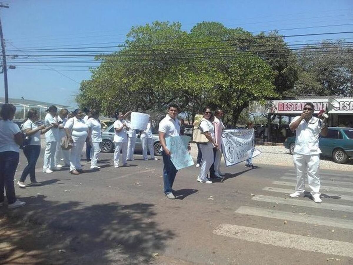 Técnicos de enfermería protestan en Herrera y Coclé